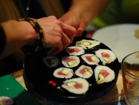 岁月厨房里的温情，一位83岁母亲每天为56岁儿子的烹饪之旅