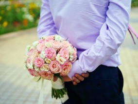 伴郎抢手捧花送女友，一场意料之外的乌龙