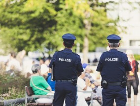 男子撞人后留现场，伪装热心市民背后的真相
