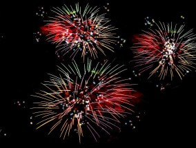 广西一烟花爆竹企业突发火灾，鞭炮齐鸣震天响