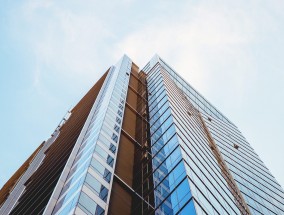 美股三大指数集体收跌，英伟达跌超8%市场走势分析与影响探讨
