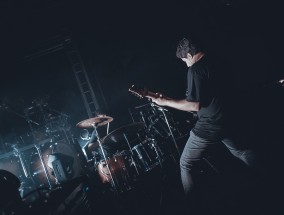 辛柏青，四月活动上的坚韧与柔情