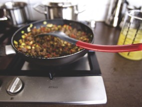 余姚通报学校食堂绞肉机发现活蛆事件，食品安全警钟再次敲响