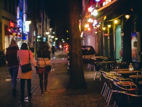 韩安冉与宋浩然，凌晨街头的深情亲吻