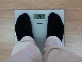 男子为治脂肪肝采取极端节食措施，结果脂肪暴增成反面教材