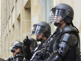 解放军与武警部队代表团隆重进入会场