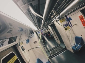 快递卸货，车厢内外的速度与效率—一种激进的操作方式探讨