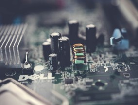 雷军用小米手机运镜拍摄下的SU7 Ultra，科技与艺术的完美融合