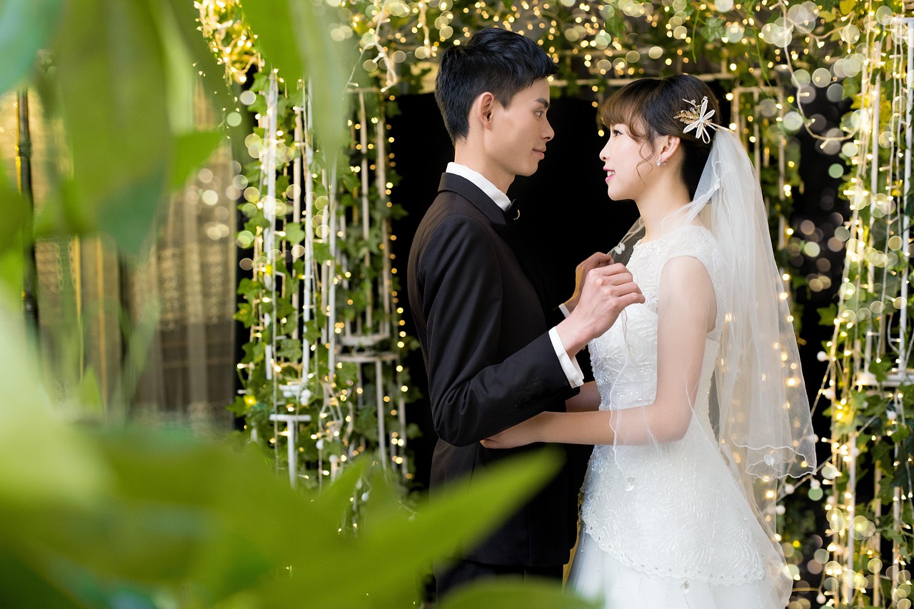 婚纱下的青春回忆，新娘穿校服登台，新郎转头红了眼眶